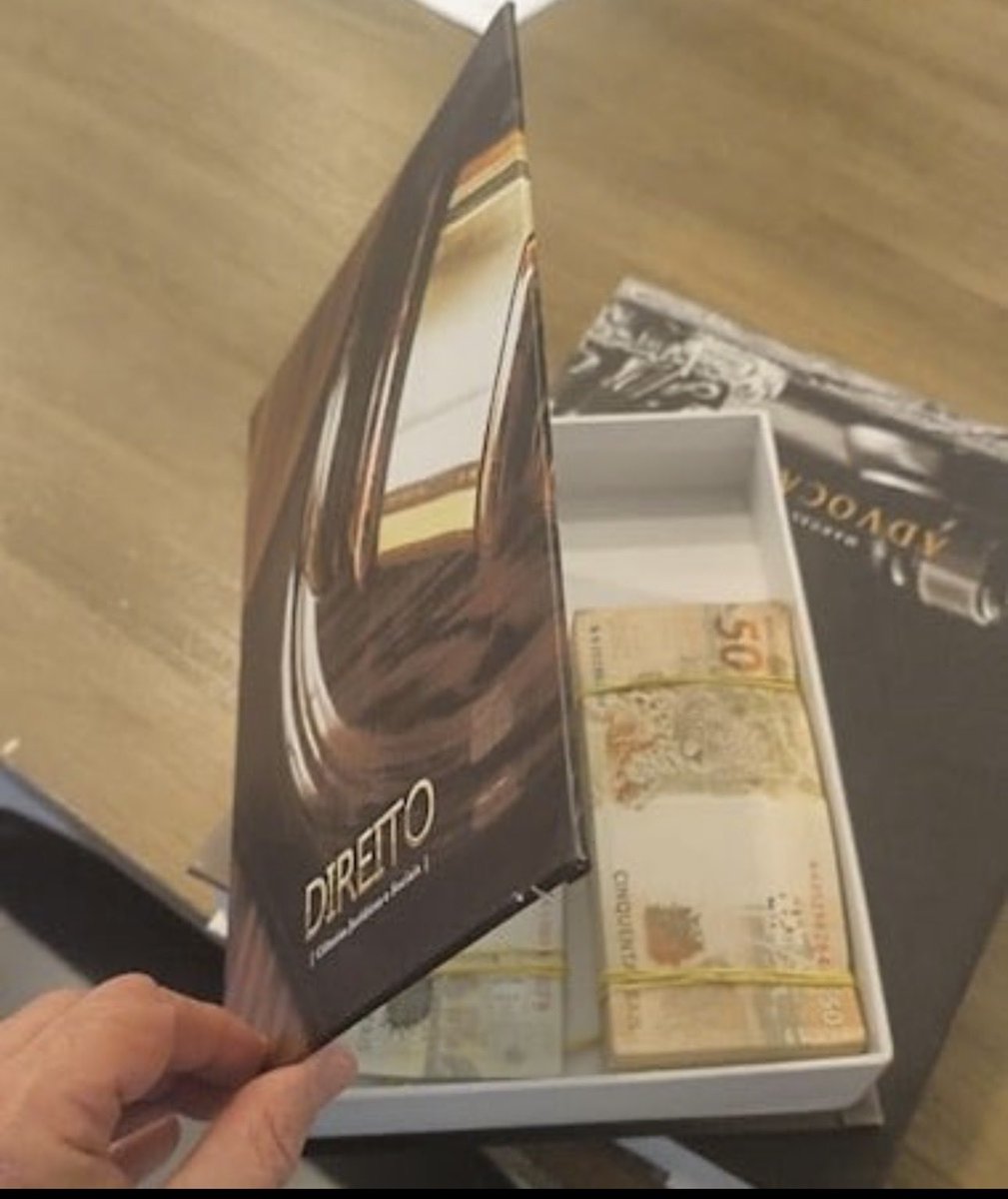 RogerioCorreia_'s tweet photo. Bolsonarista não gosta de livro, só se for pra esconder dinheiro. Daqui a pouco tão guardando até na Bíblia… https://t.co/kSPBZYNRM3