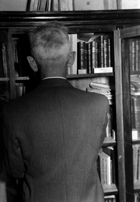 otraparte's tweet photo. "La lectura os hará amable la vida. Los libros enseñan a contemplar al universo mundo como a resplandor divino". —Fernando González. https://t.co/PPHdLJhPLs