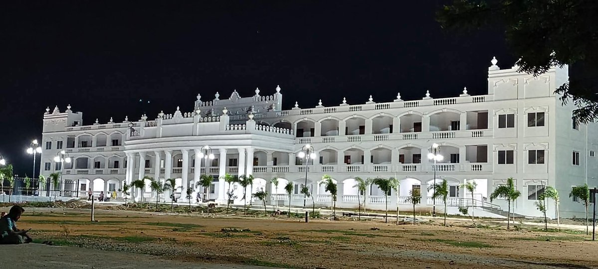 KNayakas's tweet photo. This isn't a Mini Vidhanasoudha or any Private Owned College or any Community bhawana this is a Government Degree College in Challakere.

Kudos to MLA Raghumurthy sir for doing such works.

Hope he is taken into Cabinet.

@Raghumurthy_INC https://t.co/UC1Ezn8sVV