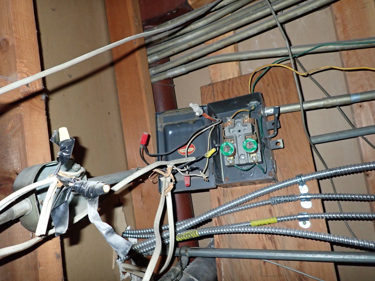 CommercialUtah's tweet photo. @HGInspections This electrical wiring was recently found in the ceiling during an inspection. Wire connections should be in junction boxes to prevent fire or shock hazards. https://t.co/zAz1ADEuYZ