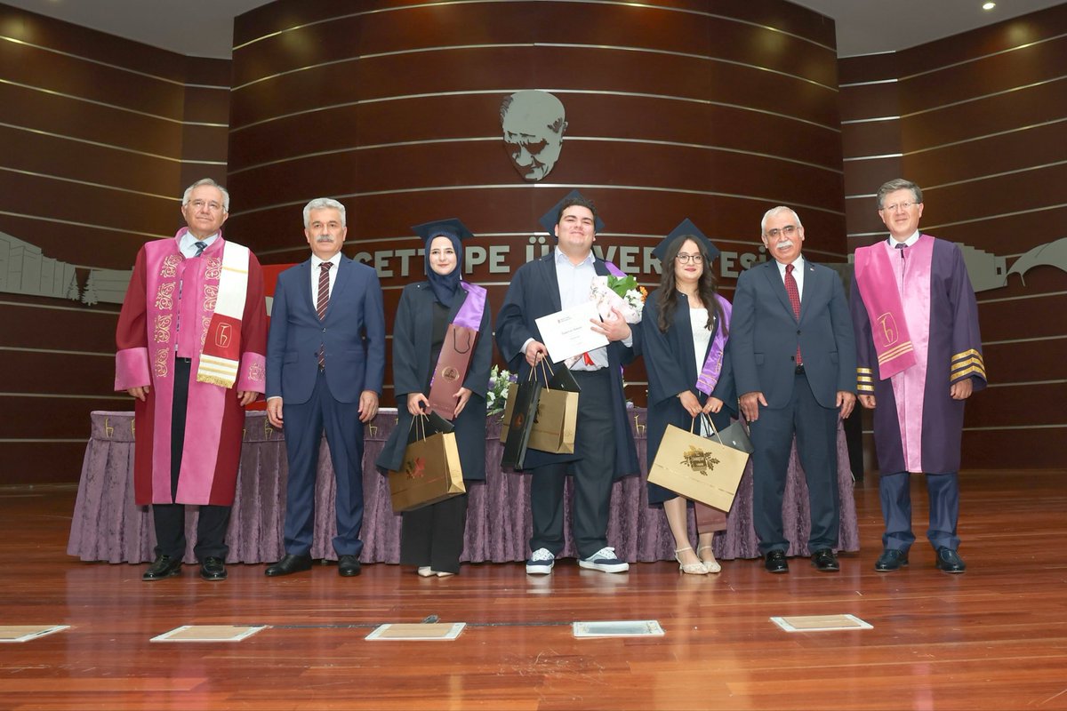 AYMBASKANLIGI's tweet photo. Anayasa Mahkemesi Başkanı Kadir Özkaya, Hacettepe Üniversitesi Hukuk Fakültesinin 2025-2026 Akademik Yılı Mezuniyet Töreni’ne katıldı. 

Törende konuşan Başkan Kadir Özkaya, hakikati aramayan bilginin, vicdanla buluşmayan hukukun ve insan onurunu merkeze almayan adalet anlayışının kalıcı bir güven inşa etmesinin mümkün olmadığını belirterek “İnanıyorum ki sizler; bilgiyle vicdanı, özgür düşünceyle sorumluluk duygusunu bir arada taşıyan hukukçular olarak ülkemizin hukuk sistemine önemli katkılar sunacaksınız.” dedi.

🔗 https://t.co/Iz1cfslPOd