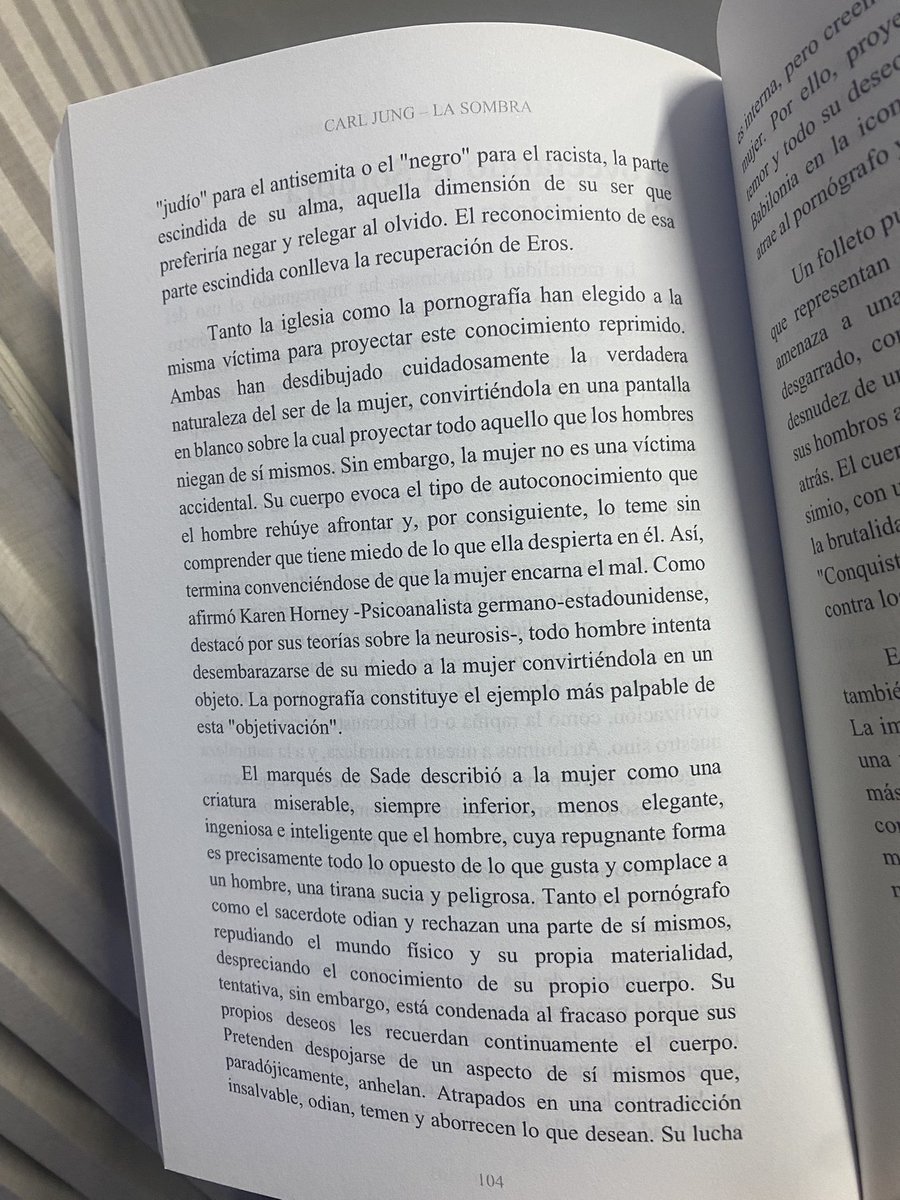 Douglasquirog's tweet photo. Para Jung,todo aquello que nos molesta de los demás,es camino hacia el conocimiento propio,siempre y cuando estemos dispuestos a reconocer nuestra sombra
No es algo malo,es un mecanismo de adaptación social que nos ayudó a sobrevivir,aunque el costo fue la mutilación individual🦧 https://t.co/r4GoIQjdjM