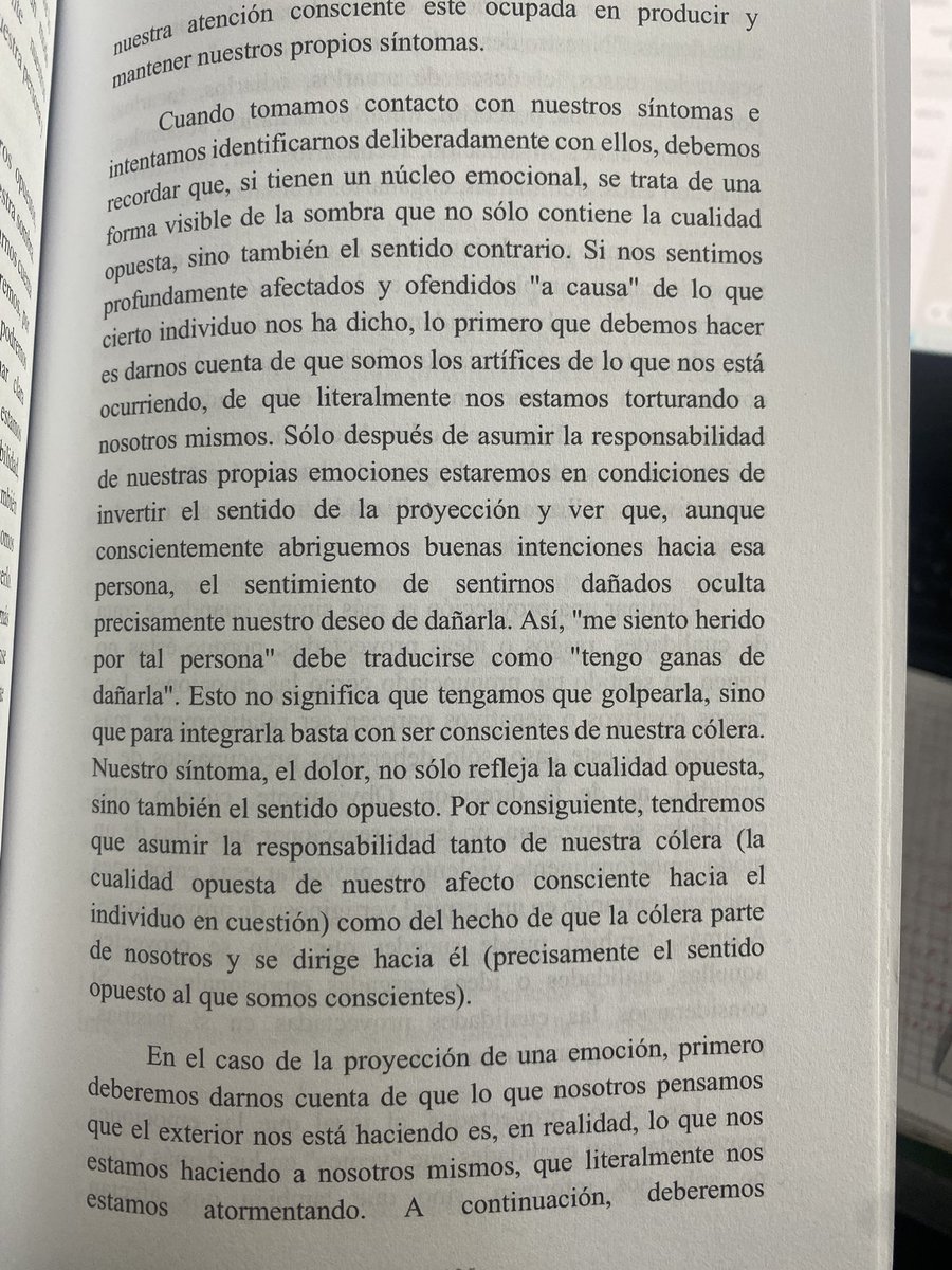 Douglasquirog's tweet photo. Para Jung,todo aquello que nos molesta de los demás,es camino hacia el conocimiento propio,siempre y cuando estemos dispuestos a reconocer nuestra sombra
No es algo malo,es un mecanismo de adaptación social que nos ayudó a sobrevivir,aunque el costo fue la mutilación individual🦧 https://t.co/r4GoIQjdjM