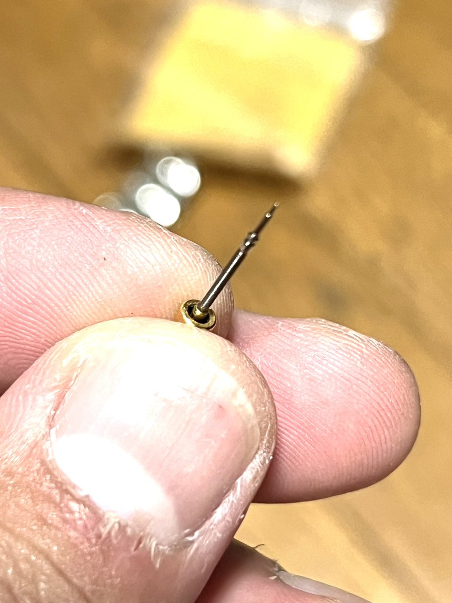 bass_sim's tweet photo. ７月３日にお客様より電池交換、パッキン交換、磨き仕上げ、洗浄のご依頼を受けました。
くすんでいた部品も磨きにより、ピカピカになり、汚れにより固着していたリューズ周りは一度外し、汚れと錆を除去、ケースとベルトの皮脂汚れは超音波洗浄、文字盤内の塵は全て除去しました
電池は2年保証付き✨ https://t.co/brVWP2A6tI