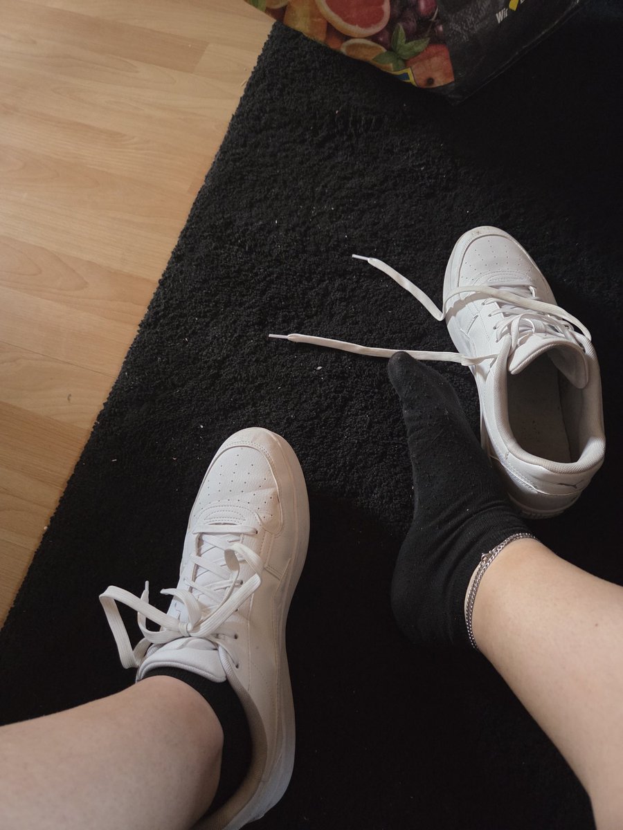 KeyRah_2_26's tweet photo. Die Schuhe sind gerade erst ausgezogen.
Die Socken waren den ganzen Tag unterwegs.
Manche würden jetzt alles dafür geben, einen Moment näher zu kommen. 😏🔥
Würdest du widerstehen können?
#feet #socks #findom #femdom #footfetish https://t.co/0CN7RFH02z