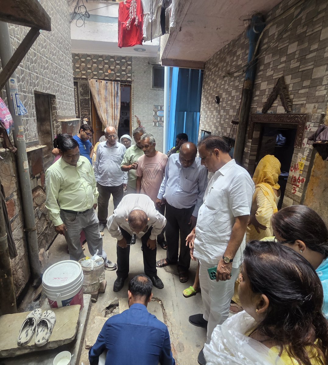 devi_urmil2654's tweet photo. आज 2/7/26 वार्ड 83 करोल बाग के मानकपुरा क्षेत्र में सभी बरसाती जालियों की बारिशों से पहले #सफाई की गयी और साथ ही साथ #सिल्ट को भी रिमूव किया गया। ताकि बारिशों में मेरे वार्ड में किसी भी जगह जल भराव की स्तिथि  उत्पन्न न हो। #MCD_सेनिटेशन टीम का बहुत धन्यवाद। https://t.co/Myf7g3YaBC