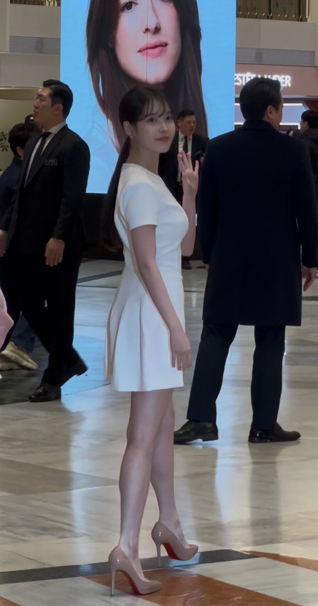 iu_thestandard's tweet photo. She really only owns one pair of heels 😂 https://t.co/kUgxRPkEt9