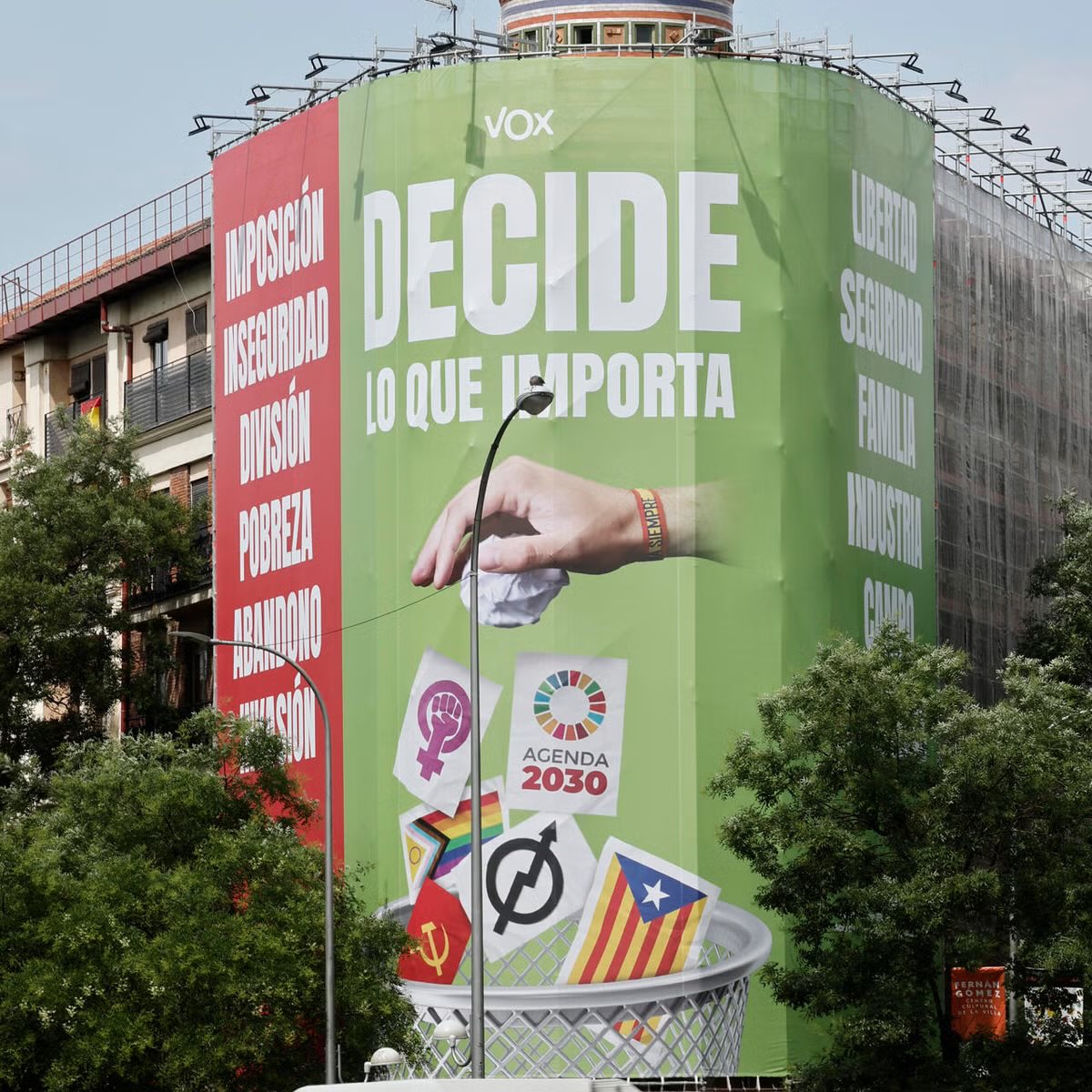 _homo_trasto's tweet photo. seguro que Vox no tiene ningún problema con esa bandera 🏳‍🌈? https://t.co/P3JNOAYj4f