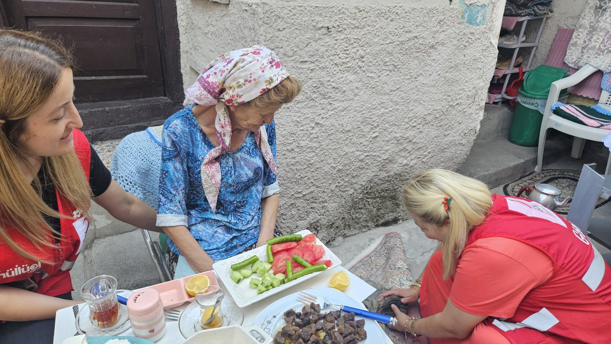 kizilaykadin06's tweet photo. Bugün Melahat teyzemizin kapısını çaldık, sıcacık sohbetiyle evine misafirolduk! 🌸 Bizim için sevgiyle hazırladığı sofraya ortak olurken; biz de ona el emeği perdelerimizi, liflerimizi ve dantellerimizi hediye ettik. 🎁 Yüzündeki o mutluluk her şeye değerdi! 🥰❤️ https://t.co/BzIlgdHx2w