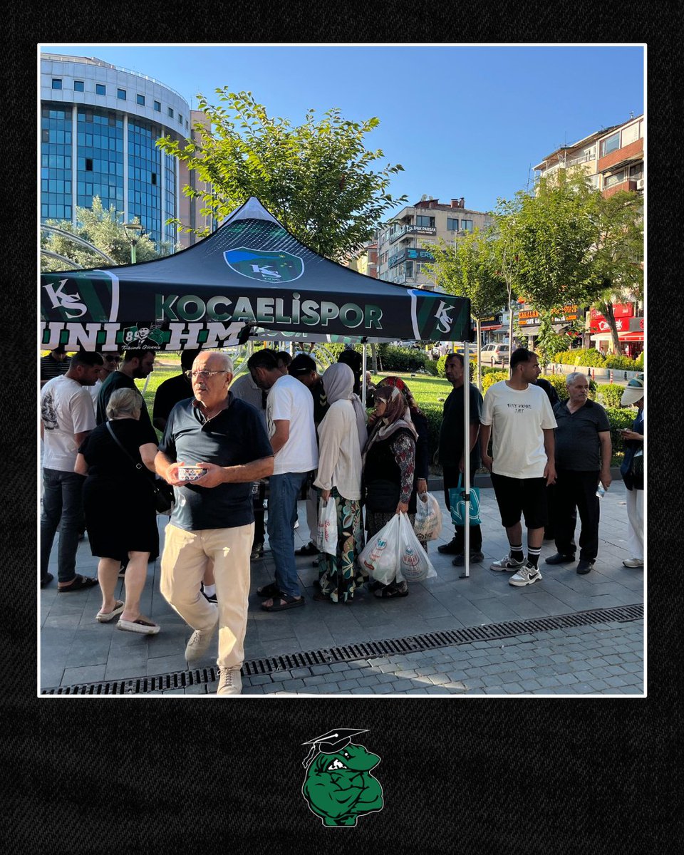 unihodrimeydan's tweet photo. Paylaşmanın ve bereketin simgesi olan aşureyi, Üniversite Hodri Meydan ve Lise Hodri Meydan olarak İzmit Kent Meydanı’nda hemşehrilerimizle buluşturduk.

Yoğun ilgi gösteren ve bizimle bu güzel ânı paylaşan herkese teşekkür ederiz. #UNIHM https://t.co/xfDGKohxJ9