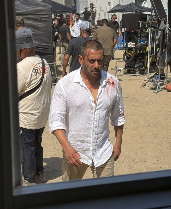 ManozTheCritic's tweet photo. GLIMPSE from the SET🔥🔥💥🔥😳 

#SalmanKhan × #Vamshipaidipally https://t.co/kElsiIMarE