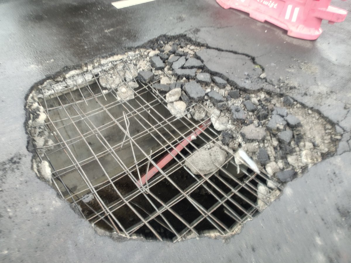 DeshGujarat's tweet photo. Concrete Slab Gives Way on Delhi - Mumbai Expressway Bridge Near Ankleshwar
https://t.co/72MrYROTnU https://t.co/lHy0wMfXzj