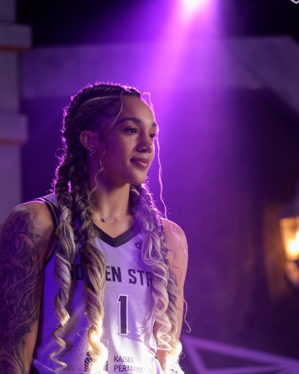 ValksLatam's tweet photo. ¡GABBY WILLIAMS FUE ELEGIDA COMO TITULAR PARA EL ALL-STAR 2026!

A su vez, se transforma en la primera jugadora en la historia de Golden State Valkyries en ser seleccionada como titular.

¡Felicidades Gabby! 🥹💜✨ https://t.co/9olrxrGRAf
