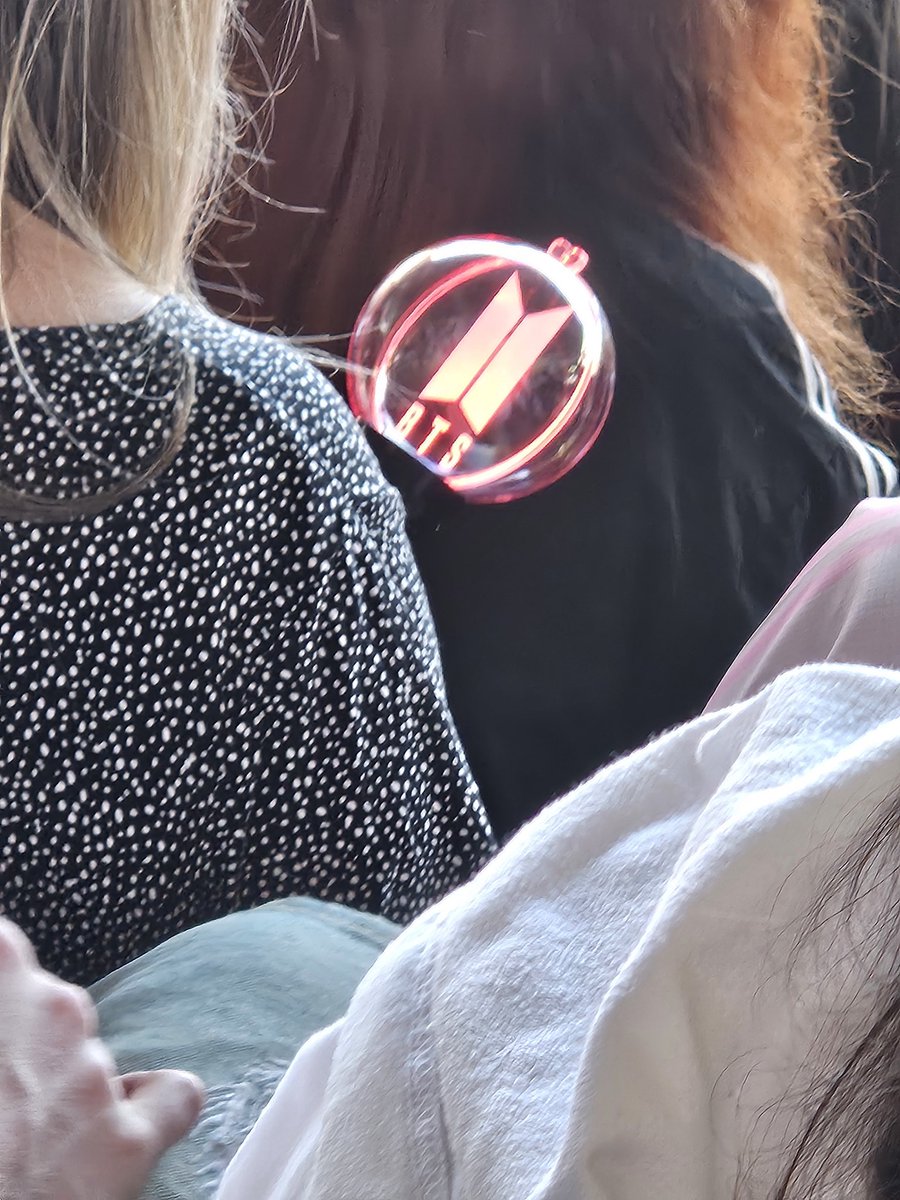 flowerworks__'s tweet photo. 😭 le lightstick à 15 balles vendu devant le stade https://t.co/GaZB5e64y3