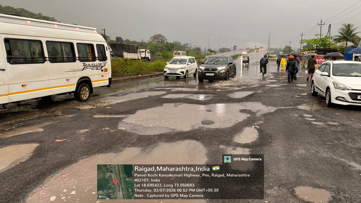 chaitanyulpatil's tweet photo. हा आहे मुंबई–गोवा राष्ट्रीय महामार्गाचा “नवीन” रस्ता!

आजचा GPS फोटो स्वतःच सत्य सांगत आहे.

काही ठिकाणी रस्ता चांगला झाला आहे, पण अनेक ठिकाणी अजूनही मोठमोठे खड्डे, निकृष्ट दर्जाचे काम आणि नागरिकांच्या जीवाशी सुरू असलेला खेळ थांबलेला नाही.

रस्ता पूर्ण नाही… गुणवत्ता समाधानकारक नाही… मग टोल कशासाठी?

हा प्रश्न फक्त आमचा नाही, तर प्रत्येक कर भरणाऱ्या नागरिकाचा आहे.

आजचे लक्षवेधी आंदोलन शांततेत पार पडले. मात्र आंदोलन आटोपून घरी परतताना पुन्हा त्याच खड्ड्यांतून प्रवास करावा लागला. या खड्ड्यांनी आमचा केवळ प्रवासच खडतर केला नाही, तर आमच्या आयुष्यातील अमूल्य वेळही हिरावून घेतला.

मा. नितीन गडकरी साहेब @nitin_gadkari , एक नम्र विनंती…

मला एकदा तुमच्या हेलिकॉप्टरमध्ये बसवा. तिकीटाचे जे काही पैसे असतील ते मी आनंदाने देईन.

फक्त मुंबई–गोवा राष्ट्रीय महामार्गाची तुमच्यासोबत हेलिकॉप्टरमधून पाहणी करू द्या.

कारण या महामार्गावरील प्रत्येक मोठा खड्डा मला इतका तोंडपाठ झाला आहे की, हेलिकॉप्टरमध्ये बसूनही मी तुम्हाला खाली बोट दाखवत सांगू शकतो—“साहेब, इथे खड्डा आहे… पुढे अजून एक आहे… आणि थोड्याच अंतरावर पुन्हा एक मोठा खड्डा आहे.”

ही अतिशयोक्ती नाही, तर या महामार्गावर दररोज प्रवास करणाऱ्या हजारो नागरिकांची वेदना आहे.

@nhairo_mumbai  रस्ता सुरक्षित आणि दर्जेदार होईपर्यंत हा आवाज थांबणार नाही. 

धन्यवाद 🇮🇳🙏
कु. चैतन्य उषा लक्ष्मण पाटील
सुजाण नागरिक ( ना कोणत राजकीय पक्ष ना कोणती संघटना) 
📞8766797529
पेण- रायगड 

#mumbaigoahighway #nh66 #todays #reality #road #roadcondition #accident #preventionisbetterthancure #chaitanyaushalaxmanpatil #raigad #maharashtra #india