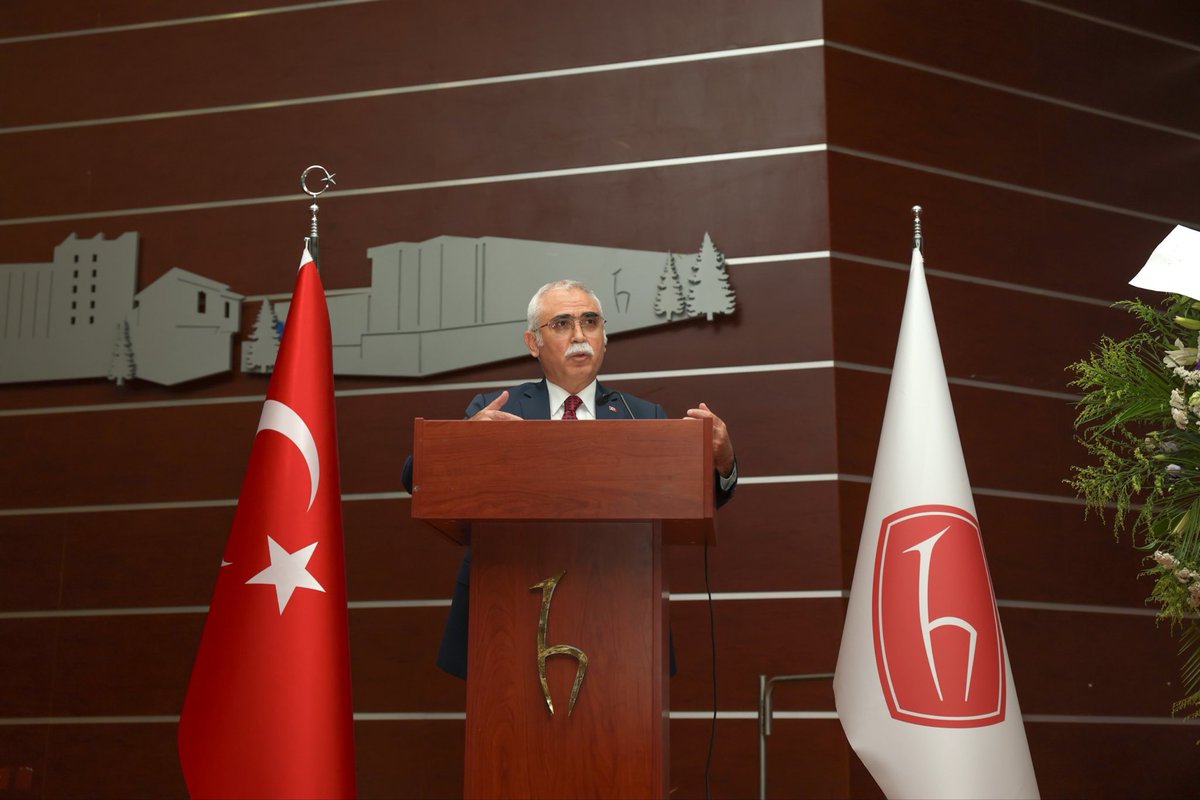 AYMBASKANLIGI's tweet photo. Anayasa Mahkemesi Başkanı Kadir Özkaya, Hacettepe Üniversitesi Hukuk Fakültesinin 2025-2026 Akademik Yılı Mezuniyet Töreni’ne katıldı. 

Törende konuşan Başkan Kadir Özkaya, hakikati aramayan bilginin, vicdanla buluşmayan hukukun ve insan onurunu merkeze almayan adalet anlayışının kalıcı bir güven inşa etmesinin mümkün olmadığını belirterek “İnanıyorum ki sizler; bilgiyle vicdanı, özgür düşünceyle sorumluluk duygusunu bir arada taşıyan hukukçular olarak ülkemizin hukuk sistemine önemli katkılar sunacaksınız.” dedi.

🔗 https://t.co/Iz1cfslPOd