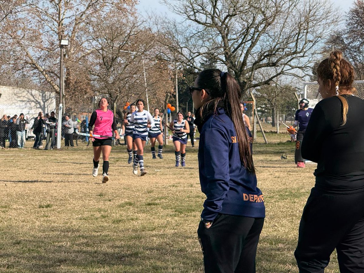 municipioSAG's tweet photo. El 27 de junio se realizó el inicio formal de la flamante Escuela Municipal de Hockey. El encuentro tuvo lugar en el Parque Municipal, donde los equipos, coordinados por las profesoras Noelia Ghessi y Daniela Valenza, disputaron una serie de amistosos frente a su par de Suipacha. https://t.co/J98tSlHvZU