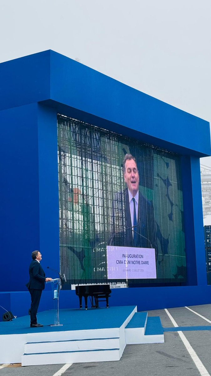 PhilippeTabarot's tweet photo. Avec le porte-conteneurs CMA CGM Notre Dame, l’avenir du transport maritime français s’écrit en grand !

Très fier d’avoir inauguré aujourd’hui au Havre, aux côtés de Brigitte Macron, Édouard Philippe, Rodolphe Saadé et la marraine du navire Delphine Arnault, le nouveau géant des mers de CMA CGM. 

Plus grand porte-conteneurs sous pavillon français, le CMA CGM Notre Dame permet de transporter plus de 24 000 conteneurs, soit l'équivalent de 20 000 camions.

En faisant le choix de la France pour son pavillon, CMA CGM contribue à la souveraineté de notre pays, à la sécurité de nos intérêts stratégiques et à la prospérité de notre nation. 

C’est la reconnaissance de l'attractivité du RIF, de l'excellence de nos marins et du travail de l’ENSM pour leur formation. 

Avec ce navire propulsé au GNL, dont le nom évoque le rayonnement pluriséculaire de notre pays et sa capacité à se relever et à rebâtir, la France conforte son rang de nation maritime de premier plan, à la pointe de la décarbonation de ce mode de transport stratégique pour l'économie mondiale.
