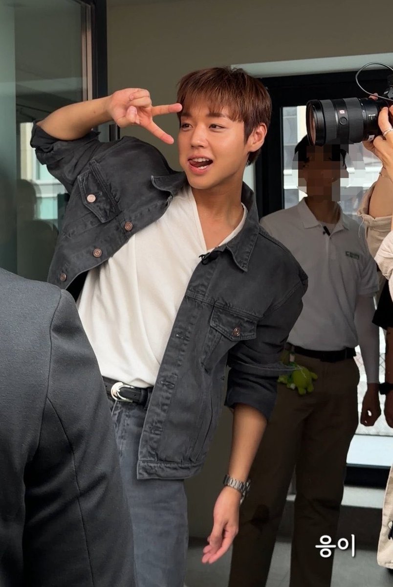 kimeutsho's tweet photo. 아ㅋㅋㅋㅋㅋ이 사진 존나 남자넼ㅋㅋㅋㅋㅋㅋ
남자 속살 ㅈㅉ 까맣네ㅋㅋㅋ팔목 두꺼운거보솤ㅋㅋ
볼사탕은 왜하는데ㅋㅋㅋ여자 맘 힘들게ㅅㅂㅜ https://t.co/NIr3j8H0ep