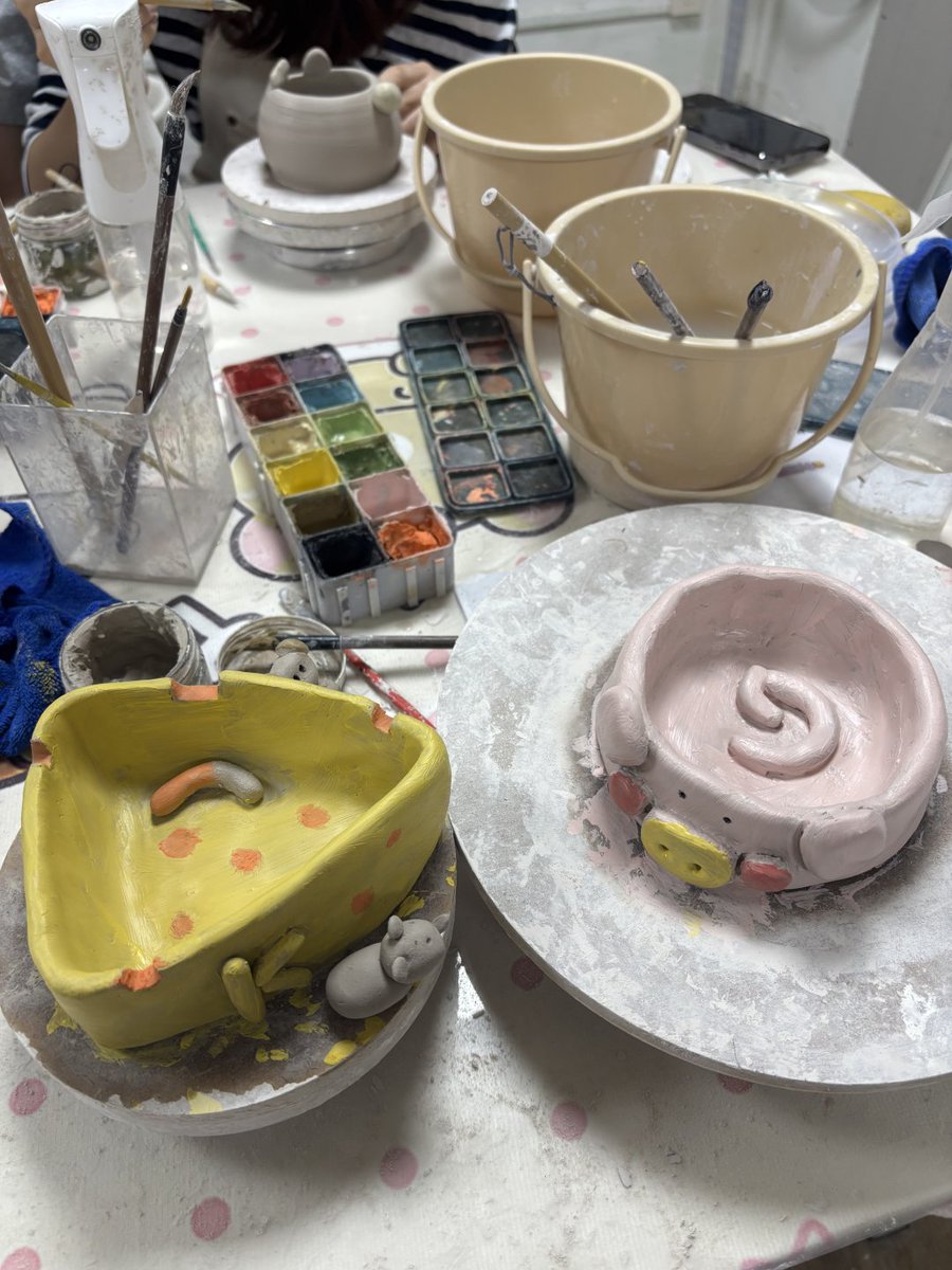 Kodeokgy's tweet photo. 陶芸の世界では、一つ一つの筆が私の創造。この過程を楽しむのは本当に楽しい。 https://t.co/t1Vzk6BEuI