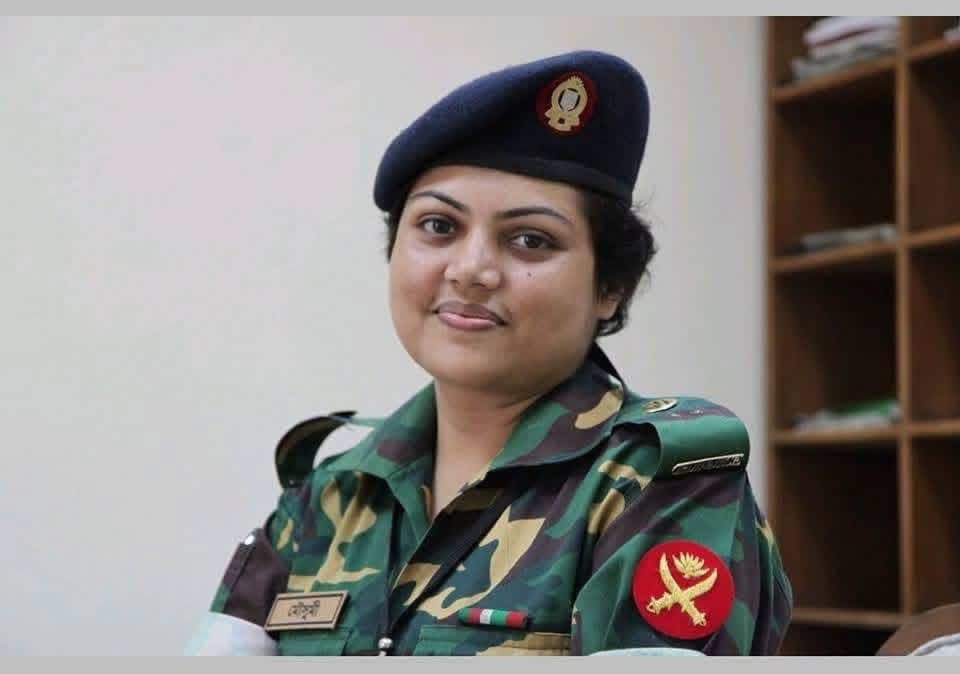 mdmusta48531693's tweet photo. মেজর (অব.) কাজী মৌসুমীর গ্রেফতার এবং তথাকথিত 'নিরপেক্ষ' বুদ্ধিজীবীদের দ্বিচারিতা

২৩ জুন স্বৈরাচারী ও রাষ্ট্রীয়ভাবে নিষিদ্ধ সংগঠন আওয়ামী লীগের প্রতিষ্ঠাবার্ষিকীর অনুষ্ঠানে কেক কাটার জন্য অর্থ সহায়তা দেওয়ার অভিযোগে গতকাল গ্রেফতার হয়েছেন মেজর (অব.) কাজী মৌসুমী। এই গ্রেফতারের পর পরই একদল তথাকথিত 'নিরপেক্ষ' বুদ্ধিজীবী তাঁর পক্ষে সস্তা সহানুভূতি আদায়ের অপচেষ্টায় মেতে উঠেছেন। তাদের মূল যুক্তি—তিনি পিলখানা হত্যাকাণ্ডের এক শহীদের স্ত্রী, ঘটনার সময় তাঁর সন্তানের বয়স ছিল তিন বছরের কম, আর একটি কেকের দামই বা কত!

কিন্তু আবেগ দিয়ে তো আর রাষ্ট্রের নিরাপত্তা ও আইন চলে না। প্রশ্নটি কেকের দামের নয়, প্রশ্নটি হলো আদর্শ এবং নৈতিকতার। রাষ্ট্র কর্তৃক নিষিদ্ধ ঘোষিত একটি ফ্যাসিবাদী সংগঠনের কর্মকাণ্ডে যেকোনো ধরনের অর্থ জোগান দেওয়া যেমন আইনত অপরাধ, তেমনি তা রাষ্ট্রের নিরাপত্তার জন্যও এক বিরাট হুমকিস্বরূপ। সেনাবাহিনীর মতো একটি শৃঙ্খলিত ও সম্মানজনক বাহিনীর উচ্চপদস্থ কর্মকর্তা হিসেবে অবসর নেওয়ার পর, তাঁর কাছ থেকে এমন দায়িত্বজ্ঞানহীন ও রাষ্ট্রবিরোধী কর্মকাণ্ড কোনোভাবেই গ্রহণযোগ্য নয়।

তাঁকে নিয়ে যারা আজ সহানুভূতির নাটক করছেন, তারা কি তাঁর পরবর্তী রাজনৈতিক সমীকরণগুলো ভুলে গেছেন? এই মেজর মৌসুমী পরবর্তীতে বিয়ে করেন নাইমুজ্জামান মুক্তাকে, যিনি ২০২৪ সালের ডামি নির্বাচনে আওয়ামী লীগের টিকিটে সংসদ সদস্য হয়েছিলেন। যে দলটির হাত তাঁর প্রথম স্বামীর রক্তে রাঙানো, সেই দলেরই একজন নেতার সাথে তিনি শুধু সংসারই করেননি, বরং স্বৈরাচারের দোসর হিসেবে নিজেকে প্রতিষ্ঠিত করেছেন। তিনি যদি শুধু ঘর-সংসার নিয়ে ব্যস্ত থাকতেন, তবে হয়তো সাধারণ মানুষ বিষয়টিকে তাঁর ব্যক্তিগত জীবন হিসেবে মেনে নিত। কিন্তু নিষিদ্ধ আওয়ামী লীগের প্রতিষ্ঠাবার্ষিকীতে অর্থায়ন করার মাধ্যমে প্রমাণ হয়েছে—ফ্যাসীবাদের প্রতি তাঁর আনুগত্য কতটা গভীর।

একজন সাবেক সেনা কর্মকর্তা হিসেবে তাঁর খুব ভালো করেই জানার কথা ছিল যে, এই নিষিদ্ধ সংগঠনের পুনরুত্থানের চেষ্টা একটি গভীর চক্রান্তের অংশ। আর তিনি জেনে-বুঝে, সজ্ঞানে সেই চক্রান্তে অর্থায়ন করেছেন। এর সরল অর্থ দাঁড়ায়—তিনি শুধু তাঁর প্রথম স্বামীর হত্যাকারীদের সাথেই হাত মেলাননি, বরং জুলাই বিপ্লবের দেড় হাজার ছাত্র-জনতার রক্তস্নাত আত্মত্যাগকে বৃদ্ধাঙ্গুলি দেখিয়েছেন।

যিনি গণহত্যাকারী ও স্বৈরাচারের প্রকাশ্য দোসর, তাঁর অতীত যতই ট্রাজিক হোক না কেন, বর্তমানের অপরাধের জন্য তাঁর প্রতি কোনো সহানুভূতির সুযোগ নেই। অপরাধী এবং ফ্যাসীবাদের সহযোগীদের বিচার হতেই হবে। পিরিয়ড।