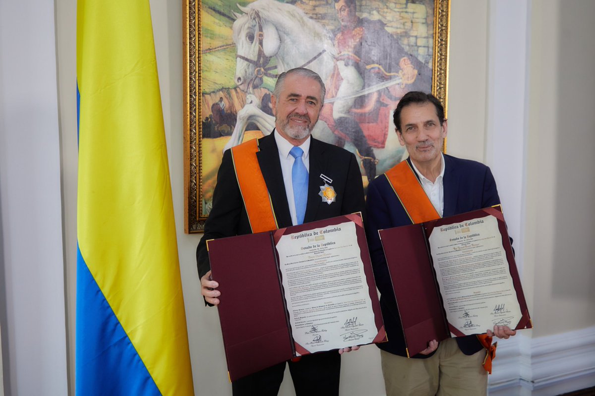 DefensoriaCol's tweet photo. Acompañamos a la @ComisiondePaz en la entrega de la Condecoración Gran Cruz con Placa de Oro a Raúl Rosende, Jefe Adjunto de la @MisionONUCol, y a Roberto Menéndez, Jefe de la @MAPPOEA.

Este es un reconocimiento a su compromiso y aporte a los esfuerzos de construcción de paz en Colombia. 

Con la @MisionONUCol y la @MAPPOEA hemos coincidido en distintos territorios acompañando misiones humanitarias, escuchando a las comunidades y promoviendo garantías para la protección de los derechos humanos y la construcción de paz.