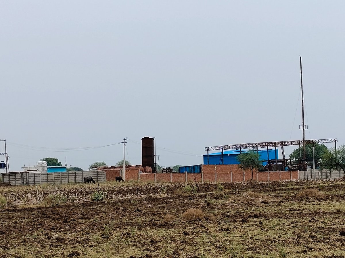 PPattrakar's tweet photo. फतेहपुर-रात के अंधेरे में कॉलेज व बस्ती के बीच चल रही मानकविहीन टायर फैक्ट्री@myogiadityanath @CMOfficeUP @ChiefSecyUP @DrArun_BJP @uppcbofficial @UpforestUp @CPCB_OFFICIAL @CommissionerPrg जहरीली गैस से फैल रही गंभीर बीमारी@dmfatehpur मामला चांदपुर थाना क्षेत्र के परसेढ़ा गांवका https://t.co/N7nX2XvZje