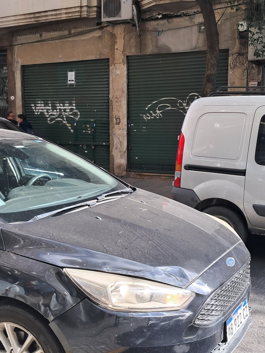 VIVABalvanera's tweet photo. Balvanera Pasteur 86 el negocio más desproijo de la zona está de vacaciones,  se fueron a Miami a ver a Messi.
Desde que ellos no abren hay una prolijidad en la cuadra absoluta.
Mi mayor deseo es que NO VUELVAN NUNCA MÁS AL PAÍS  !!!! Es mucho pedir  ? https://t.co/LwMd4q4ava
