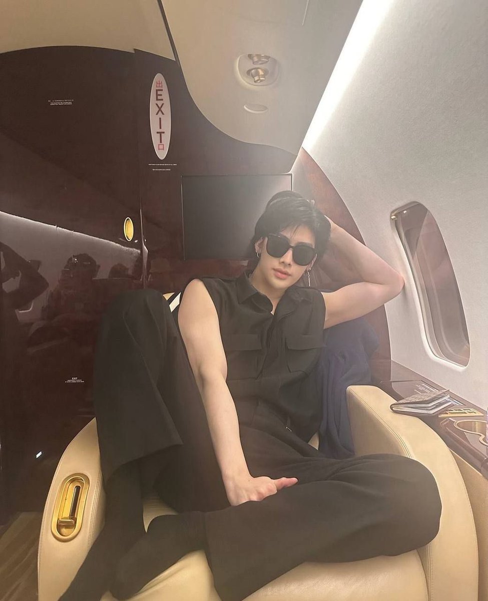 binrosineul's tweet photo. have you ever thought about how much ricky's mom is basically ricky's female version? https://t.co/neoxQvLmRb