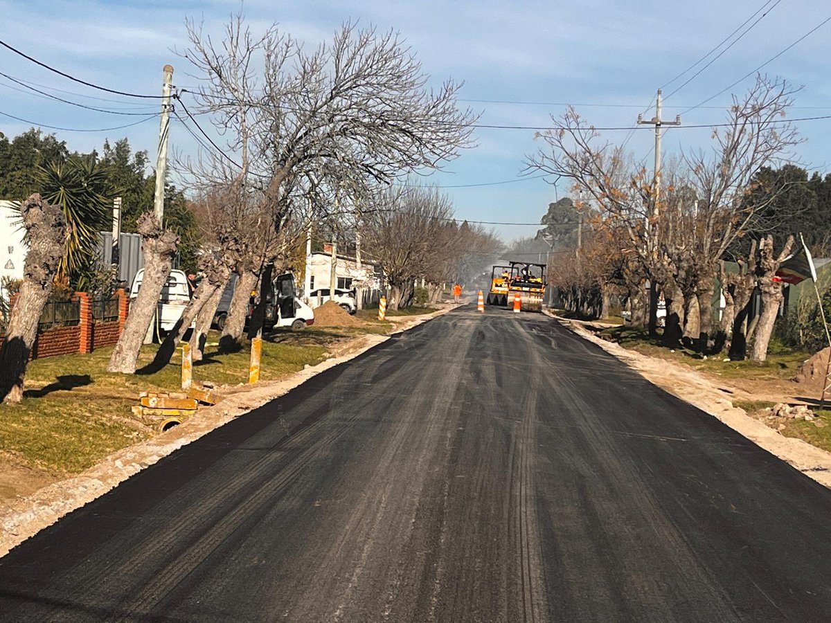 FloridaIDF's tweet photo. El director de obras, Luis Oliva, recorrió trabajos de pavimentación con carpeta asfáltica en la localidad de Goñi.
 Obras que mejoraran la infraestructura vial y la calidad de vida de los vecinos.

#UnNuevoTiempoParaFlorida 

@PajaroEnciso https://t.co/tDFbWbHcOM