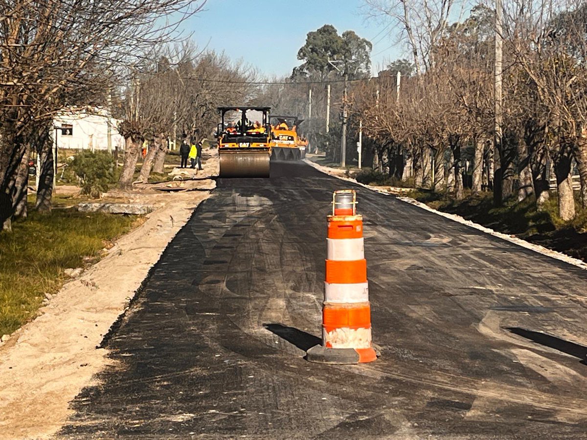 FloridaIDF's tweet photo. El director de obras, Luis Oliva, recorrió trabajos de pavimentación con carpeta asfáltica en la localidad de Goñi.
 Obras que mejoraran la infraestructura vial y la calidad de vida de los vecinos.

#UnNuevoTiempoParaFlorida 

@PajaroEnciso https://t.co/tDFbWbHcOM