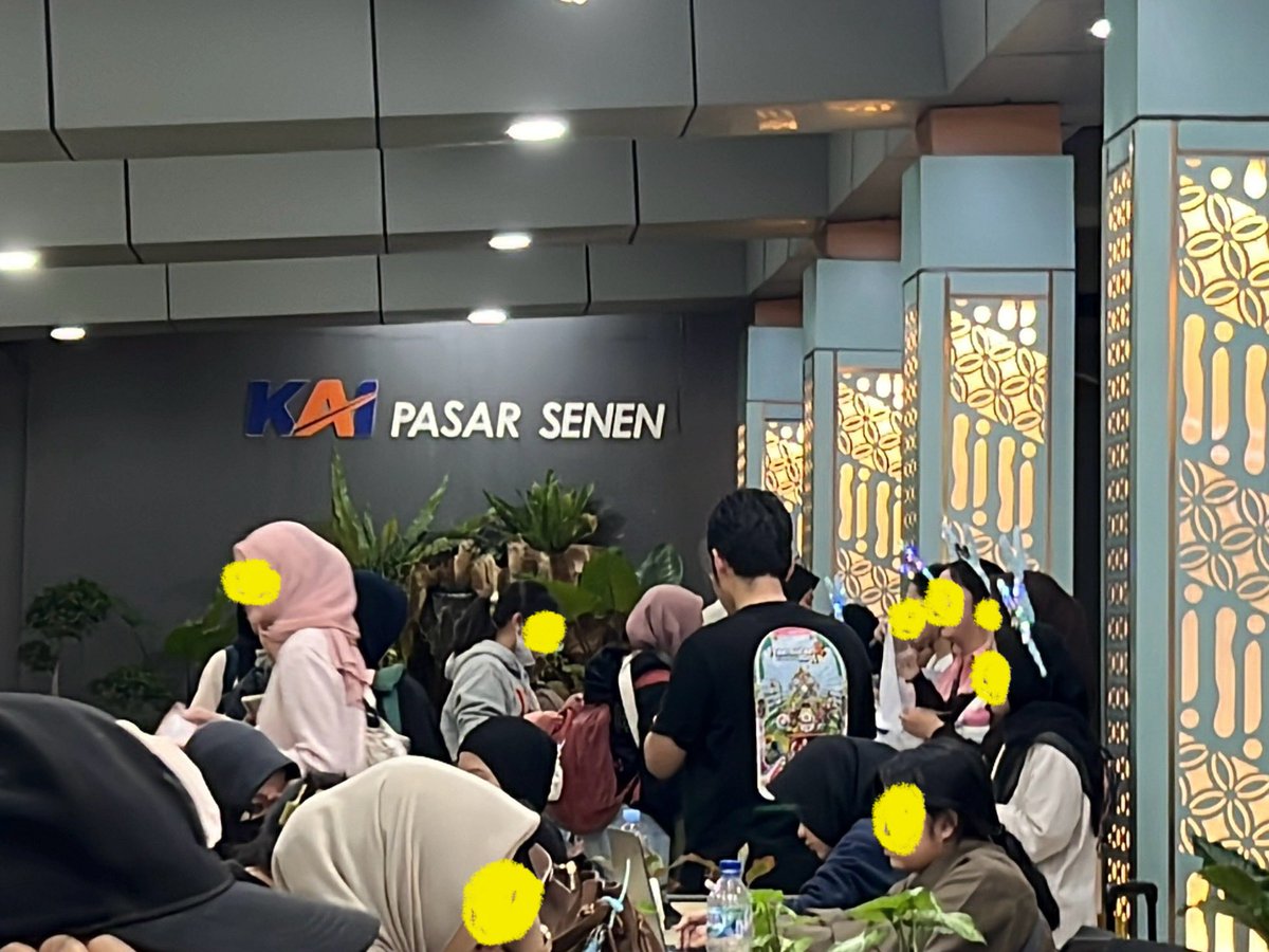 ppppanteqqqq's tweet photo. terima kasih ya kakak2 koordinator yang nyewa bukan segerbong tapi SERANGKAIAN KERETA alias 7 gerbong https://t.co/QKKliLrqrw