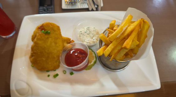 spaceisbarren_'s tweet photo. ate fish and chips in honour of silverstone #pip #pip #cheerio https://t.co/7Z4ZNuZX1M
