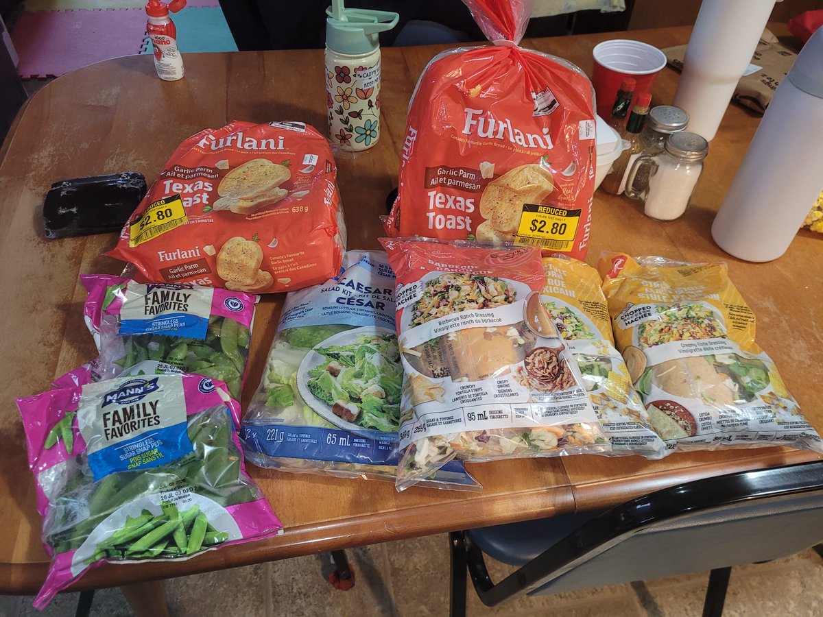 Blitzerda's tweet photo. Today's @Flashfoodinc haul. 4 lovely salads (great for summer in the heat and I'm down a total of 12lbs now) some snap peas for snacking and I'm a suckered for garlic bread. Also, just picked up 10lbs of breakfast sausages https://t.co/Mow3lN5VGE