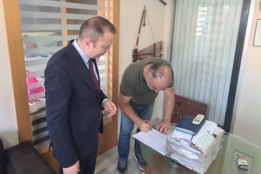 _MHPistanbul_'s tweet photo. Plansızlık ve umursamazlık, İstanbul’u her geçen gün vatandaşlarımız için daha da yaşanmaz hale getiriyor. 

Bakırköy İlçesi, Şenlikköy Mahallesi, Florya Caddesi üzerinde yapılan bisiklet yolu; yayaları, esnafı ve yol güvenliğini tehdit ettiği gibi, konumun yanlış seçilmesi ve yapısal sorunlar ihtiva etmesi bakımından bisikletlilerin beklentilerini de karşılamıyor.

MHP Bakırköy İlçe Başkanımız Sn. Turgut İnan ve İlçe Yöneticilerimiz konuyla ilgili basın açıklaması yaparak, Bakırköylü hemşehrilerimizin mağduriyetlerinin giderilmesi için İBB Ulaşım Daire Başkanlığı’na resmi başvuruda bulunmuştur.

İstanbul bizim göz bebeğimizdir, kaderine terk etmeyeceğiz. #MHPİstanbul