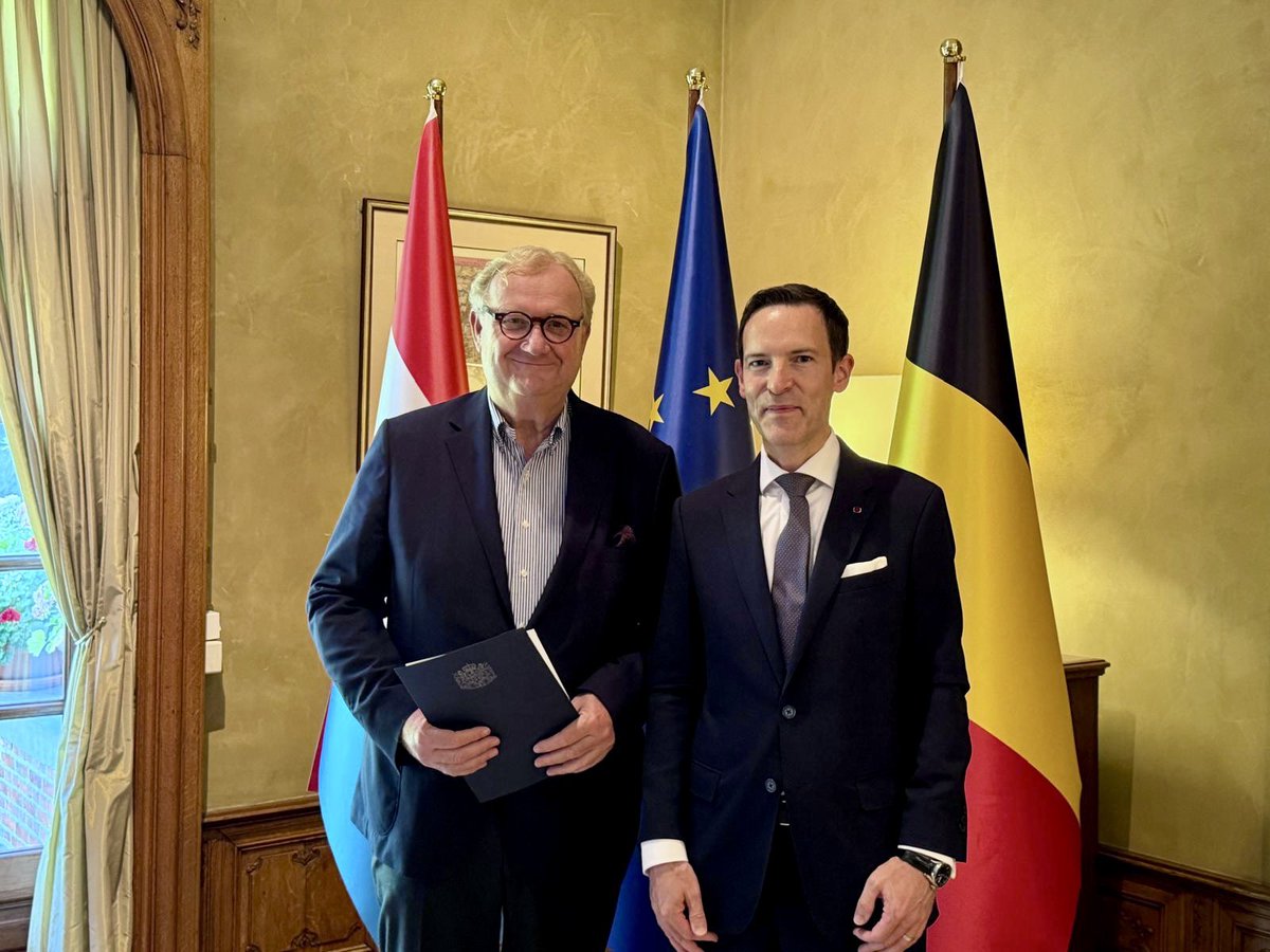 LUinBrussels's tweet photo. Vandaag vond de eedaflegging plaats van onze nieuwe ereconsul voor de provincie Oost-Vlaanderen, de heer Peter Vandekerckhove.
Van harte gefeliciteerd met deze benoeming. 
Wij wensen hem veel succes bij de uitoefening van zijn nieuwe functie.
🇱🇺🤝🇧🇪 https://t.co/shgnzDoDKz