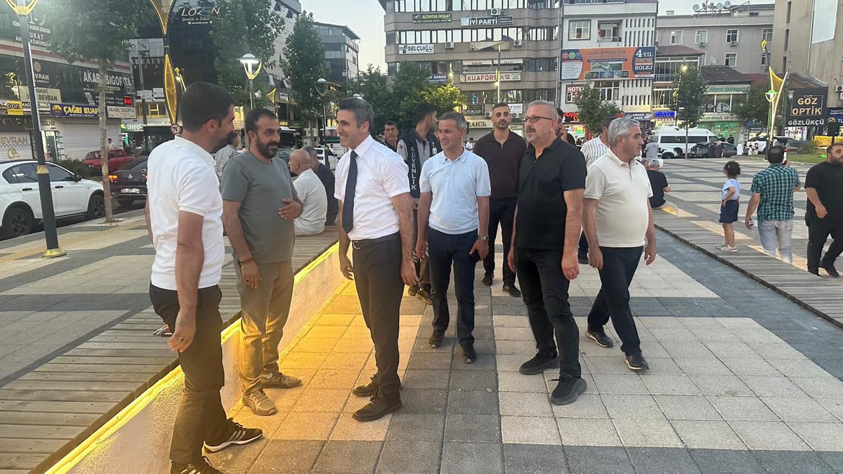 Erdalarikan12's tweet photo. Kent Meydanı’nda hemşehrilerimizle bir araya geldik. Talepleri dinledik, projelerimizi paylaştık, sohbet ettik.

Güler yüzleri, samimi sohbetleri ve içten ilgileriyle bizleri karşılayan tüm hemşehrilerimize gönülden teşekkür ediyorum.

Birlik ve beraberlik içerisinde, hemşehrilerimizle omuz omuza Bingöl’ümüz için çalışmaya devam edeceğiz.