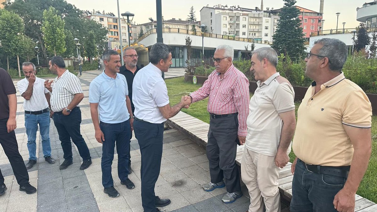 Erdalarikan12's tweet photo. Kent Meydanı’nda hemşehrilerimizle bir araya geldik. Talepleri dinledik, projelerimizi paylaştık, sohbet ettik.

Güler yüzleri, samimi sohbetleri ve içten ilgileriyle bizleri karşılayan tüm hemşehrilerimize gönülden teşekkür ediyorum.

Birlik ve beraberlik içerisinde, hemşehrilerimizle omuz omuza Bingöl’ümüz için çalışmaya devam edeceğiz.