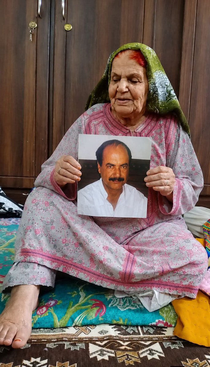 Amir_Baloch18's tweet photo. A mother who has been waiting for her son for 16 years.
 Shams Baloch was forcibly disappeared by Pakistani security forces in Quetta 16 years ago. Despite all these years, he has not been recovered, and his family says they have received no information about his safety or whereabouts.

Imagine what a mother goes through while waiting for her son for 16 years.

#ReleaseShamsBaloch
#EndEnforcedDisappearances