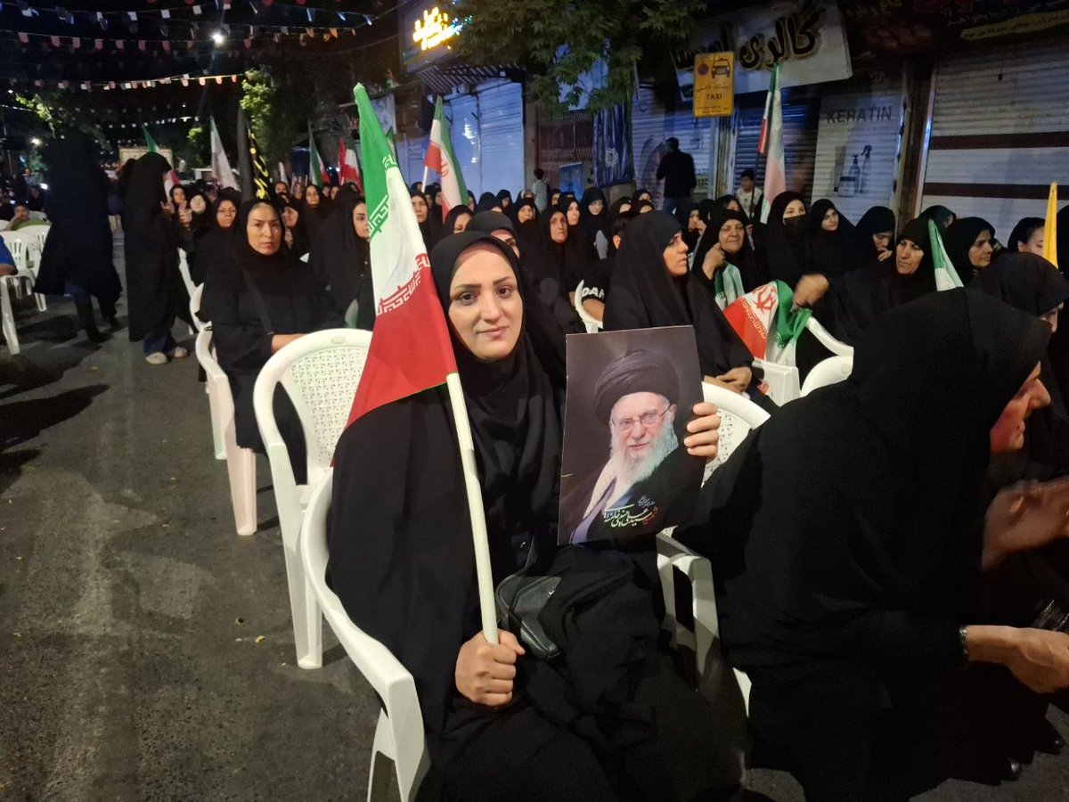 Kobrap3's tweet photo. گاهی یک پدر، پدرِ یک خانواده نیست؛ پناه دلِ یک ملت است. فقدان چنین انسان‌هایی را نه تاریخ به‌سادگی فراموش می‌کند و نه دل‌هایی که با نامشان آرام می‌گرفت.

#باید_برخاست
#آقای_عزیز_ما https://t.co/FGGG3Umyco