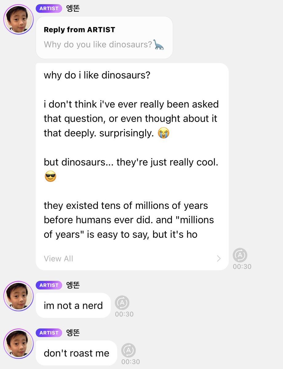 jemujume's tweet photo. 🦕 ทำไมถึงชอบไดโนเสาร์?

จริง ๆ แล้วไม่คิดเลยว่าตัวเองเคยโดนถามคำถามนี้ หรือแม้แต่เคยนั่งคิดถึงมันจริงจังมาก่อน แปลกเหมือนกัน 😭

แต่ไดโนเสาร์…มันก็เท่จริง ๆ นั่นแหละ 😎

พวกมันมีชีวิตอยู่บนโลกก่อนมนุษย์ตั้งหลายสิบล้านปี และคำว่า “หลายล้านปี” มันพูดง่ายก็จริง แต่ถ้าลองหยุดคิดดี ๆ มันเป็นช่วงเวลาที่มากมายเสียจนมนุษย์แทบจินตนาการไม่ออกเลย

คือประวัติศาสตร์มนุษย์ทั้งหมดที่มีการบันทึกไว้ ก็เป็นแค่เศษเสี้ยวเล็ก ๆ ของประวัติศาสตร์โลกเท่านั้น แถมยังสั้นกว่ายุคจูแรสซิกเพียงยุคเดียวซะอีก ซึ่งพอคิดแล้วมันบ้ามากนะแล้วทุกวันนี้เราก็ใช้ชีวิตกันตามปกติ พร้อมกับพูดถึงสิ่งที่เกิดขึ้นในอดีตอันไกลโพ้นเหล่านั้น

ผมแค่รู้สึกว่ามันน่าทึ่งมากที่สิ่งมีชีวิตเหล่านี้เคยอาศัยอยู่บนดาวดวงเดียวกับเรา แต่ในขณะเดียวกันพวกมันก็ให้ความรู้สึกเหมือนเป็นเอเลียน เพราะทั้งตัวใหญ่ หลากหลาย และประหลาดมาก ๆ แต่ถึงอย่างนั้นก็ยังสามารถไปเห็นซากของพวกมันได้จริง ๆ ในพิพิธภัณฑ์ ฮ่า ๆ

ไดโนเสาร์ทำให้ผมจินตนาการถึงหลาย ๆ อย่าง คล้ายกับเวลาที่คิดถึงความกว้างใหญ่ของอวกาศแล้วรู้สึกถึงความเวิ้งว้างหรือความเล็กจ้อยของตัวเอง (ซึ่งเกิดขึ้นค่อนข้างบ่อยเลย 555) ไดโนเสาร์ก็ให้ความรู้สึกแบบเดียวกัน…แต่เป็นผ่าน “กาลเวลา” มากกว่าผ่าน “ขนาด” หรือ “ระยะทาง”…ประมาณนั้นมั้งนะ

🦕 ผมไม่ใช่เนิร์ด
🦕 ห้ามล้อผม