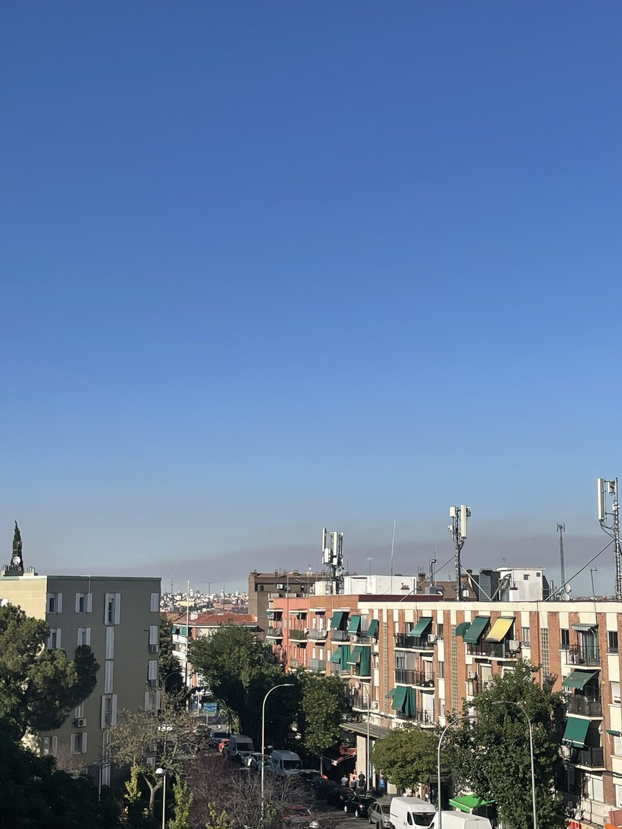 PamCaprice's tweet photo. El incendio de #IFRobledillodeMohernando en Guadalajara visto desde Carabanchel (Madrid). @If_infofire https://t.co/PLnLps0BPV