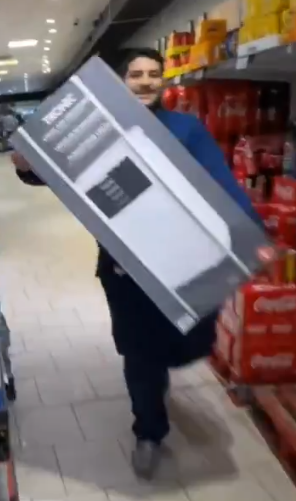 pijcab's tweet photo. @Cassius__92 Il rigole pcq il sait qu'il a pris la dernière clim 😅 https://t.co/d5l3SVUKs6