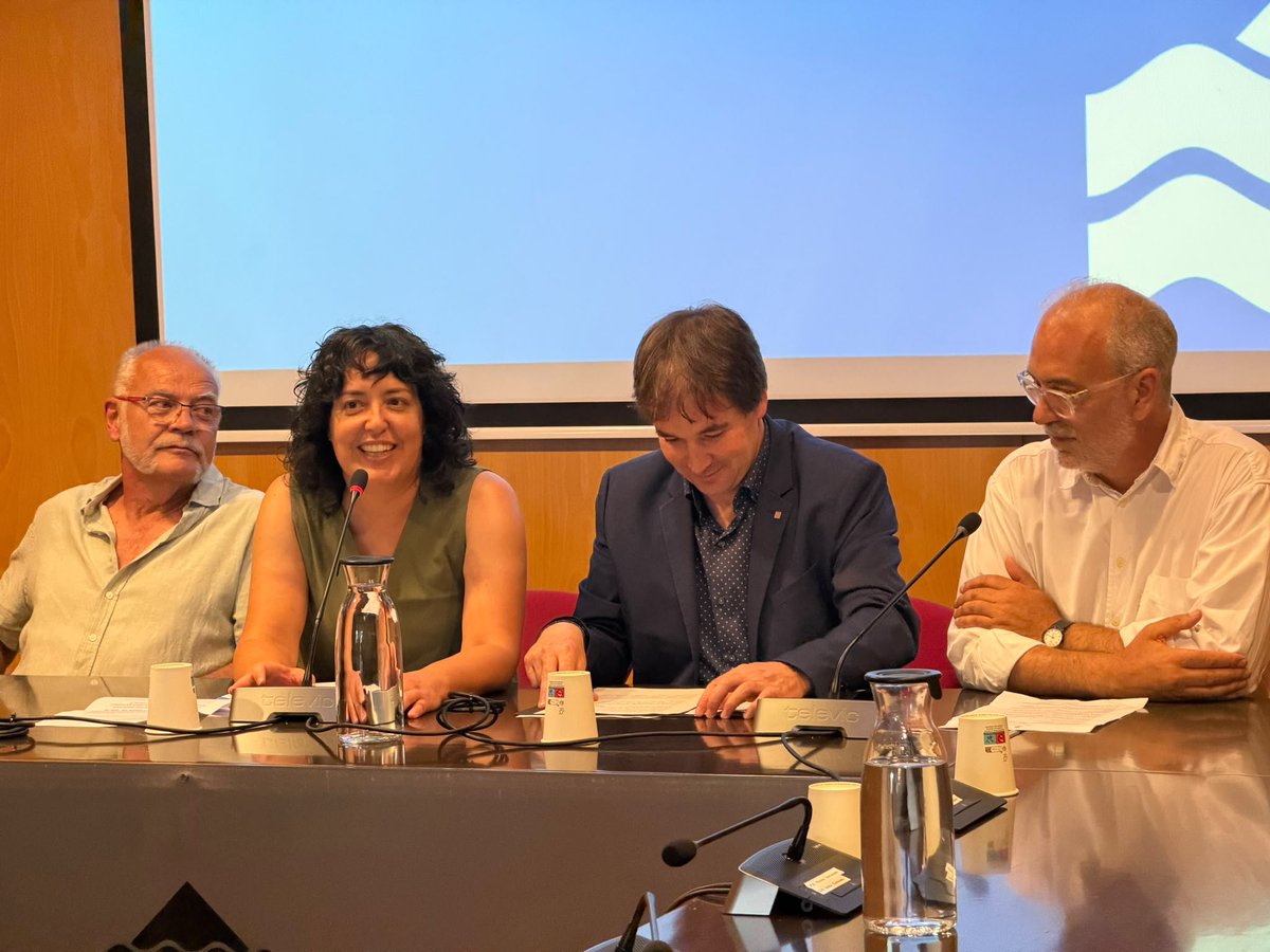 CCRipolles's tweet photo. El Consell Comarcal del #Ripollès acull la sessió inaugural de les jornades de la Ruta catalana dels trobadors. La vicepresidenta, Chantal Pérez, ha donat valor a trobadors i joglars com a creadors comunitat a partir de la difusió de relats, emocions i formes d'entendre el món. https://t.co/R39iXWTpzL