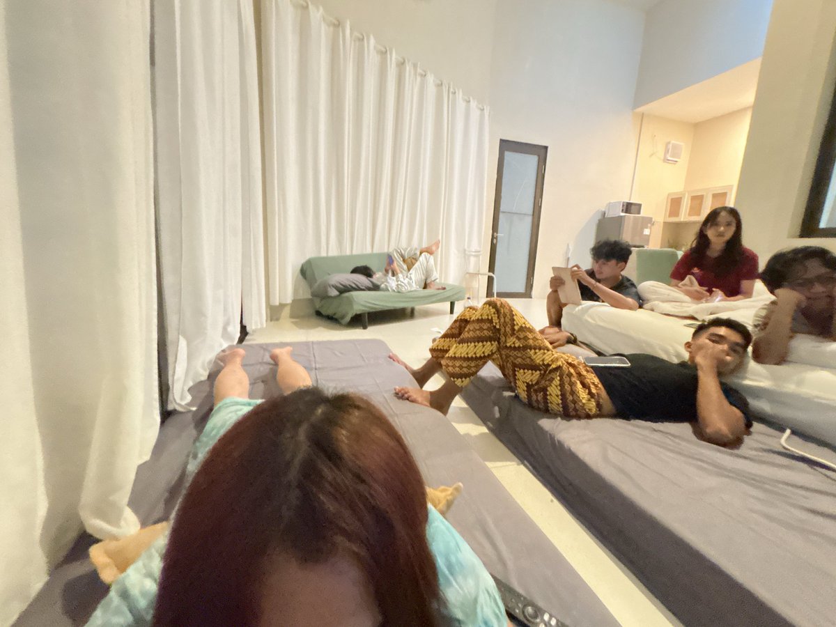 xamekk's tweet photo. first time staycation yang diizinin ortu!!! gue tanya ke bokap knp dibolehin. jawabannya karena mereka emang udh yg paling dikenal bgttt💗💗 https://t.co/jhOBS9d5PW