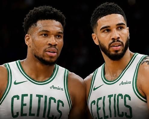 brasilcoast2's tweet photo. Giannis Antetokounmpo estava pronto para ser trocado para o Boston Celtics e assinar uma extensão contratual de 3 anos.

No entanto, Boston se recusou e estava disposto a oferecer um novo contrato de apenas 2 anos.

Mano…

🗞️- @BillSimmons https://t.co/7lTsewkyIX