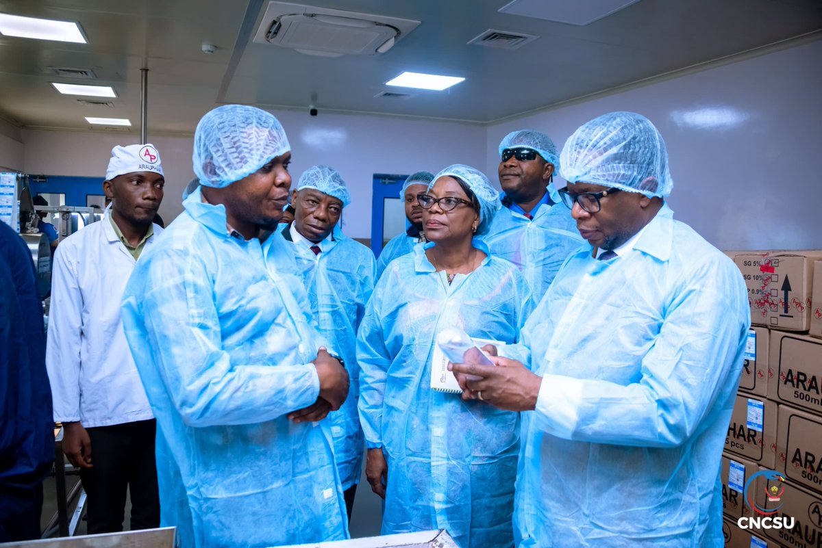cncsurdcongo's tweet photo. Kinshasa  va abriter, dans un avenir proche,le forum national sur la production locale dans le secteur de la santé. C’est dans cette perspective que le Coordinateur national de la Couverture Santé Universelle, le Docteur Mbongani KABILA Polydor, a effectué une visite d’inspection ce jeudi 25 juin aux installations de l’entreprise Arauphar spécialisée dans la fabrication des produits pharmaceutiques.

La visite du Coordonnateur de la Couverture Santé Universelle s’inscrit sur deux volets à savoir ; le renforcement de gratuité de la maternité par une prise en charge efficace accompagnée des produits pharmaceutiques de qualité d’abord et, ensuite le contrôle sur la viabilité des usines qui fabriquent localement ces produits .

Tout commence par la visite de la zone de production où se trouvent le stockage des matières premières, la salle de traitement d’eau, distillation , stérilisation et emballage. La deuxième partie de cette visite s’est appesantie sur le contrôle de qualité afin d’avoir une connaissance parfaite des analyses des produits et matières premières avant de chuter par les zones de traitement d’air.

Après une séance de travail avec les responsables de cette entreprise, la satisfaction était visible sur les yeux des visités à en croire Monsieur RIYAZ DHANANI, Directeur Général du laboratoire pharmaceutique Arauphar.

Pour sa part, le Docteur Mbongani Kabila Polydor, Coordonnateur de la Couverture Santé Universelle, a fait un constat positif sur la qualité du service retrouvé chez Arauphar.

Il faut noter que le Conseil national de la Couverture santé universelle travaille dans la ligne directrice du Président de la République Félix-Antoine Tshisekedi Tshilombo pour le bien être de tous les congolais dans le secteur sanitaire ponctué d’abord par la gratuité de la maternité.