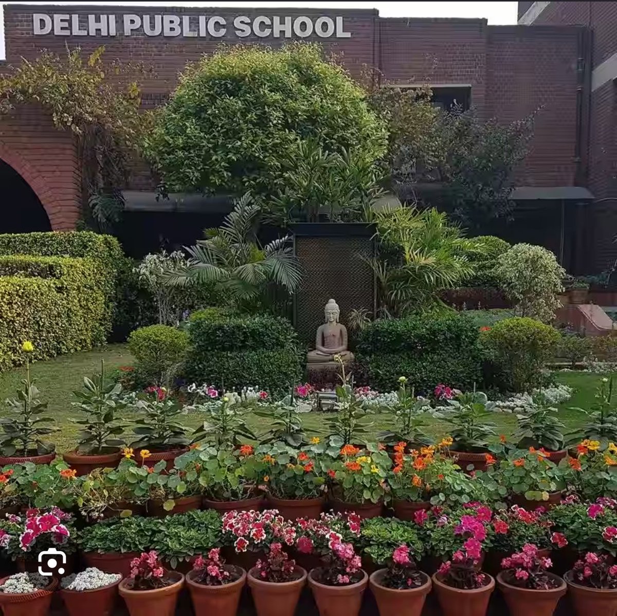 MamtaTripathi80's tweet photo. DPS नोएडा के एक अभिभावक ने सोशल मीडिया पर खुली चिट्ठी लिखी है…लाखों ₹ की मोटी फ़ीस देने वाले माँ बाप ध्यान से पढ़े 👇

मैं आप सभी का ध्यान एक घटना की तरफ दिलाना चाहता हूं, जो कल दिल्ली पब्लिक स्कूल नोएडा सेक्टर 132 में मेरी बेटी के एक क्लासमेट के साथ हुई। इतनी उमस भरी गर्मी के बावजूद दोपहर करीब 1 बजे छात्रों को मैदान में ले जाया गया। वहाँ लड़के फुटबॉल खेल रहे थे। अचानक एक लड़का गिर पड़ा। उसके कुछ क्लासमेट्स उसे तुरंत मेडिकल रूम ले गए। लेकिन स्कूल की मेडिकल सर्विस की लापरवाही से उस लड़के की जान चली गई।

उस लड़के को अस्थमा था। गर्मी की वजह से उसे अटैक पड़ा। उसके क्लासमेट्स ने उसे CPR दिया, लेकिन नर्स बहुत धीरे-धीरे काम कर रही थी। बच्चे चिल्ला रहे थे कि उसे अस्पताल ले जाया जाए, जो स्कूल से सिर्फ़ 100 मीटर दूर है, लेकिन उसे मेडिकल रूम के बाहर ही रखा गया और 20 मिनट तक इंतज़ार कराया गया। 

20 मिनट बाद हालत और बिगड़ गई। अस्पताल ले जाते समय उसकी मौत हो गई। सबसे बुरी बात यह है कि मेडिकल रूम में कोई ऑक्सीजन सिलेंडर नहीं था, जो आजकल बहुत ज़रूरी है। सच में बहुत दुख की बात है कि कुछ मिनटों की देरी की वजह से परिवार ने अपना प्यारा बच्चा खो दिया। हम सभी को स्कूलों द्वारा दी जा रही सुविधाओं पर नज़र रखनी चाहिए, वरना इतनी भारी फीस देने का क्या मतलब है अगर स्कूल हमारे बच्चे को सुरक्षित नहीं रख सकते? 

ये हाल नोएडा जैसे शहर के पॉश स्कूल का है 🥺