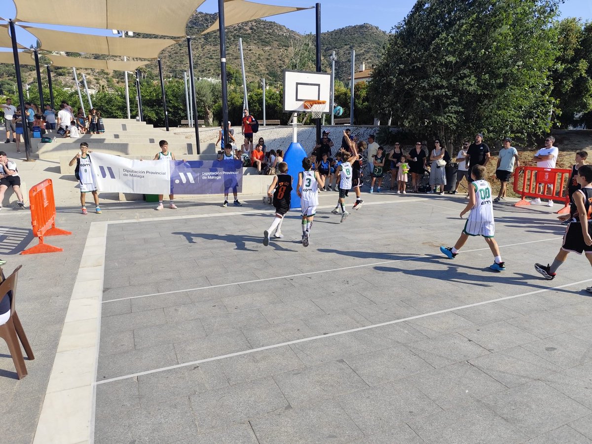 FAB_Malaga's tweet photo. 🏀 ¡Comienza el Circuito Provincial de Baloncesto 3x3 de la @diputacionMLG de Málaga!
La tercera parada es hoy en Cártama, dando comienzo a un verano 2026 lleno de baloncesto 3x3.
📊 26 equipos 👥 104 participantes
¡Que empiece el espectáculo! https://t.co/LBActQAs7U