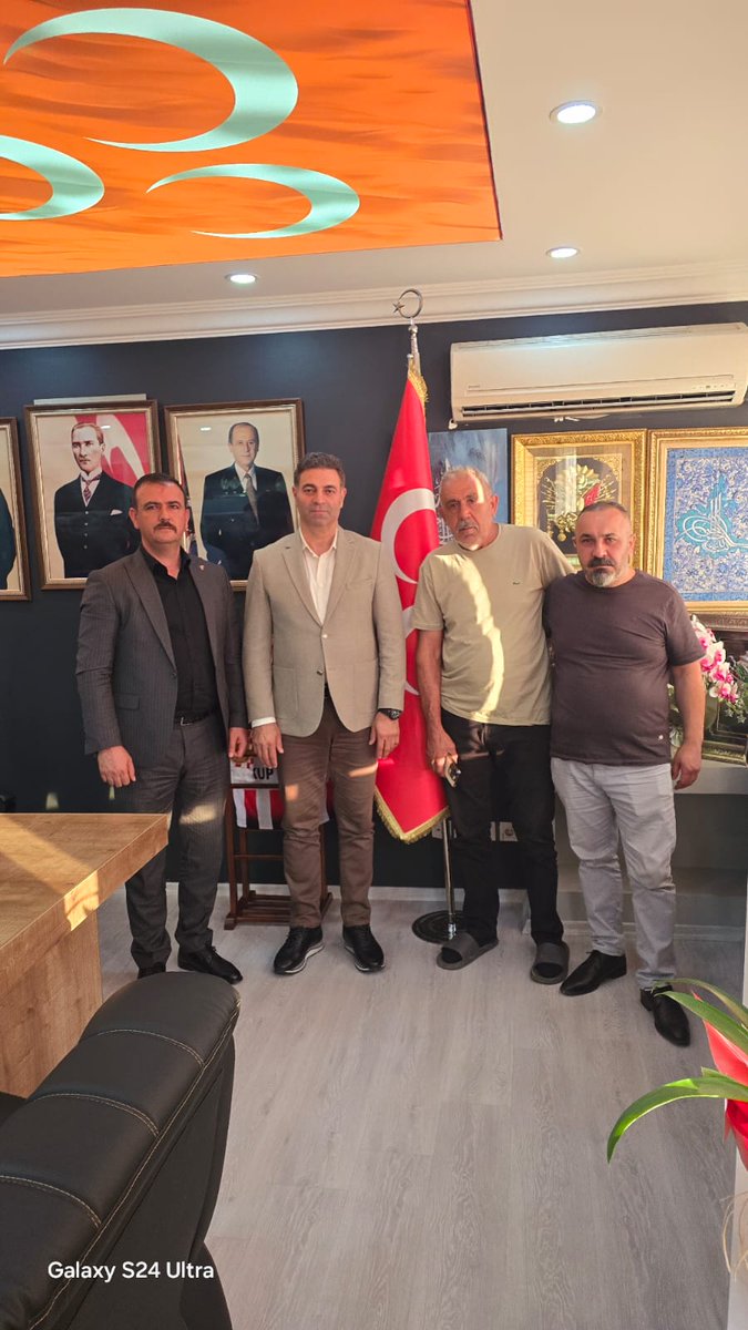 _MHP_sultangazi's tweet photo. Teşkilat Başkanımız Sn. Yaşar Koçyiğit ve İlçe Yöneticimiz Sn. Fatih Yıldızhan'ın hemşehrileri olan, Nevşehir ili Acıgöl ilçesi Kurugöl Köyü'nden kıymetli misafirlerimiz, İlçe Başkanımız Sn. Yakup Bildik'i İlçe Başkanlığımızda ziyaret ettiler.

Nazik ziyaretlerinden dolayı kendilerine teşekkür ediyor, birlik ve beraberliğimizin daim olmasını temenni ediyoruz.

#sultangaziilebulusuyoruz
#sultangaziilekucaklasiyoruz